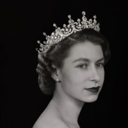 Queen Elizabeth Ii Young Queen T Shirt 39323650
